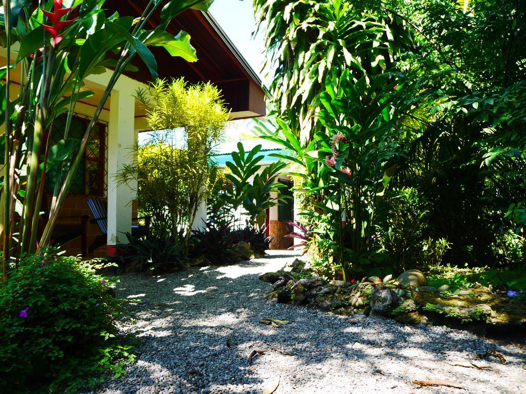 Cabinas Tito Cahuita Exterior photo