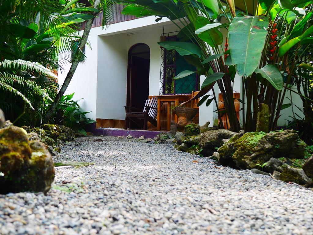 Cabinas Tito Cahuita Exterior photo